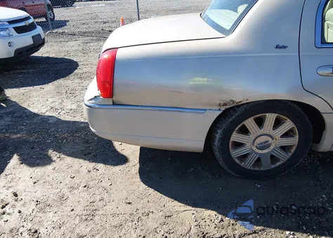 2003 Lincoln Town Car Cartier z USA, uszkodzony, nr VIN 1LNHM83W83Y689342